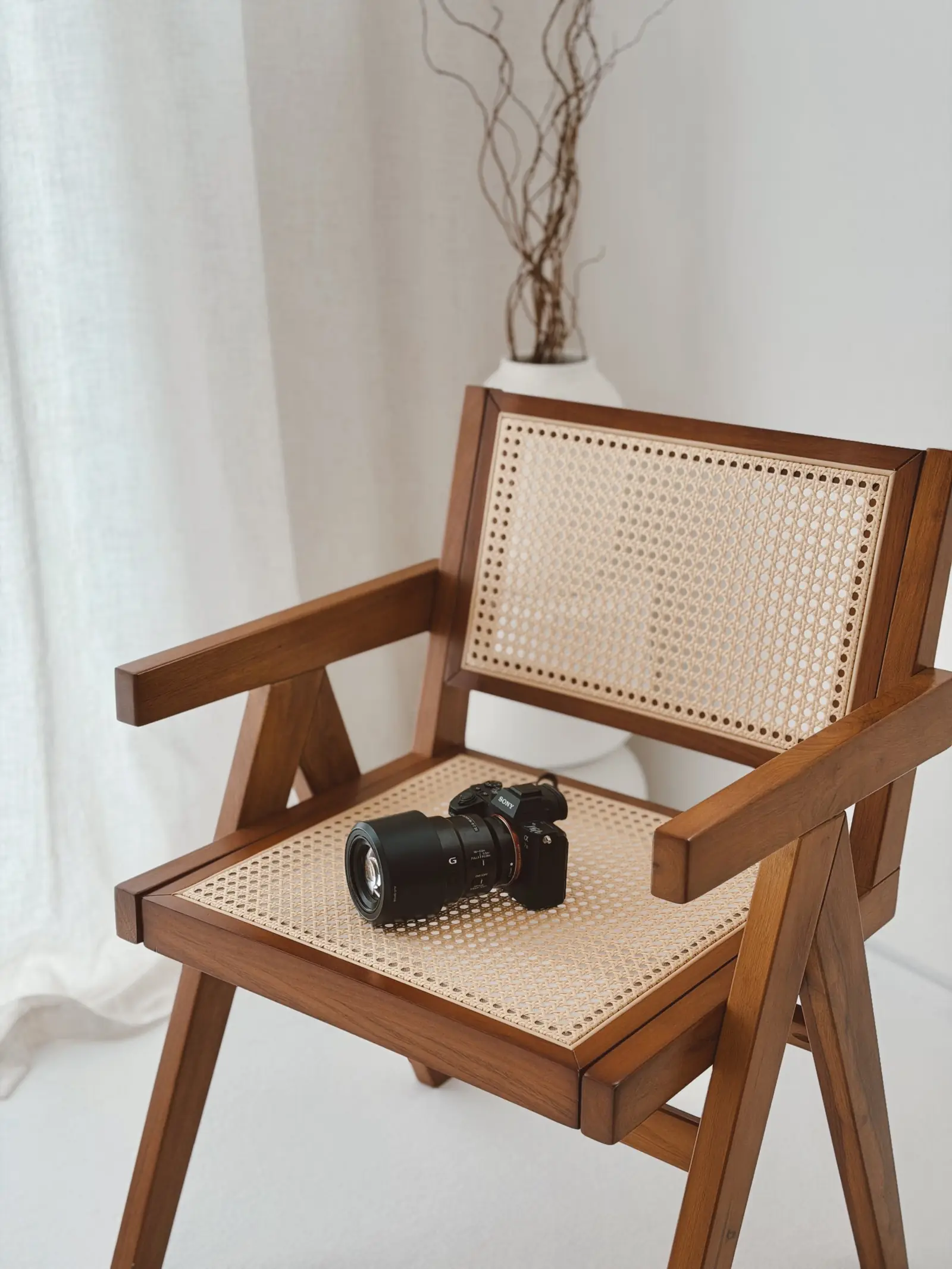 Fotostudio Hohenpeißenberg: Stuhl und Kamera im hellen Studio