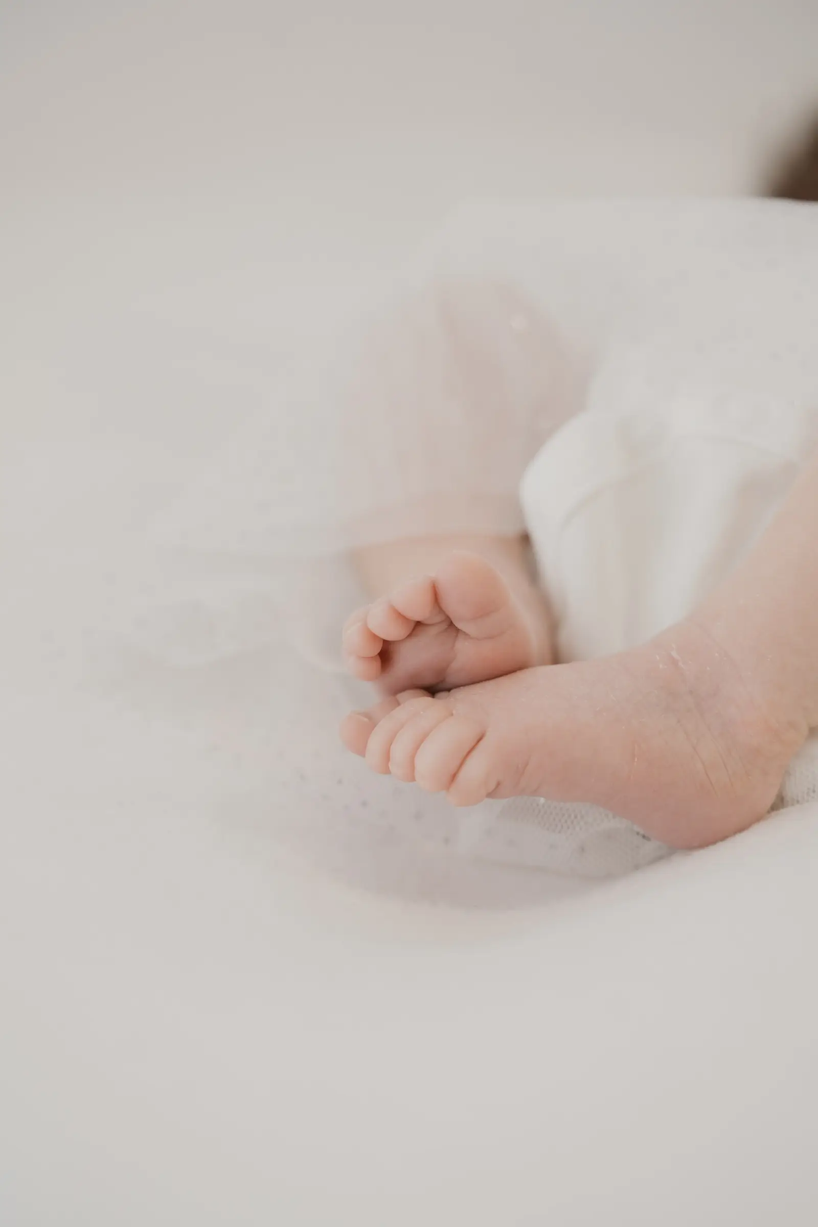 Babyfüße auf weichem, hellem Tuch